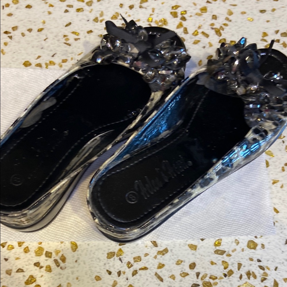 Black Flat Shoes with Glossy Finish
